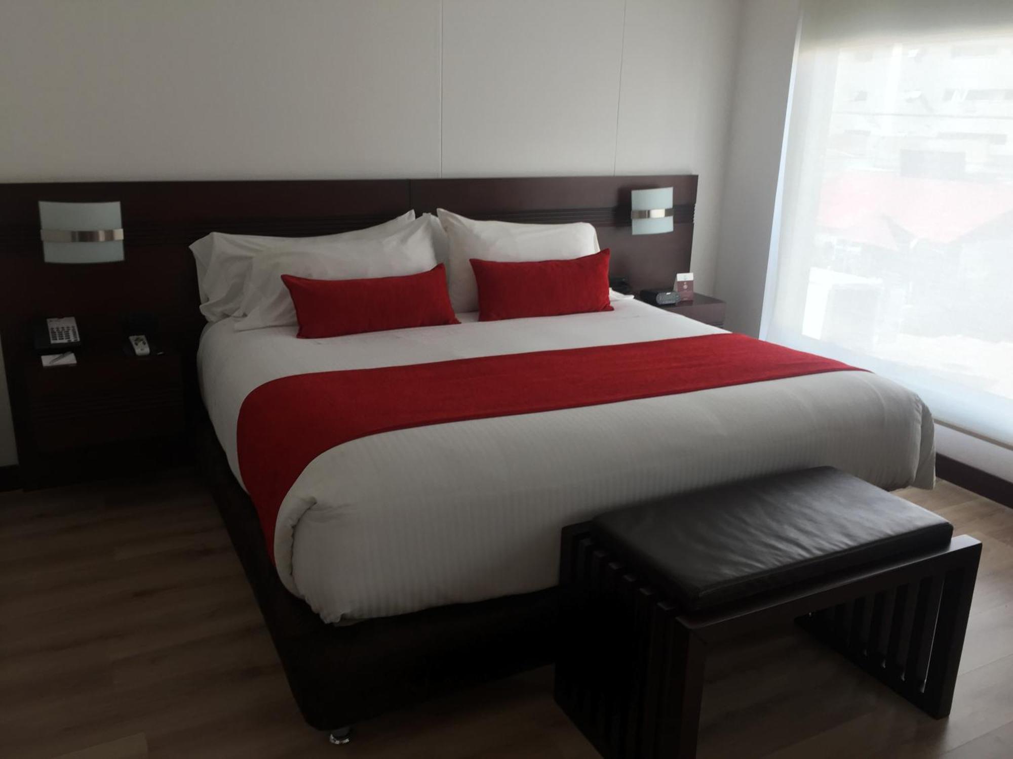 Best Western Plus 93 Park Hotel Богота Экстерьер фото A bed with a bed runner