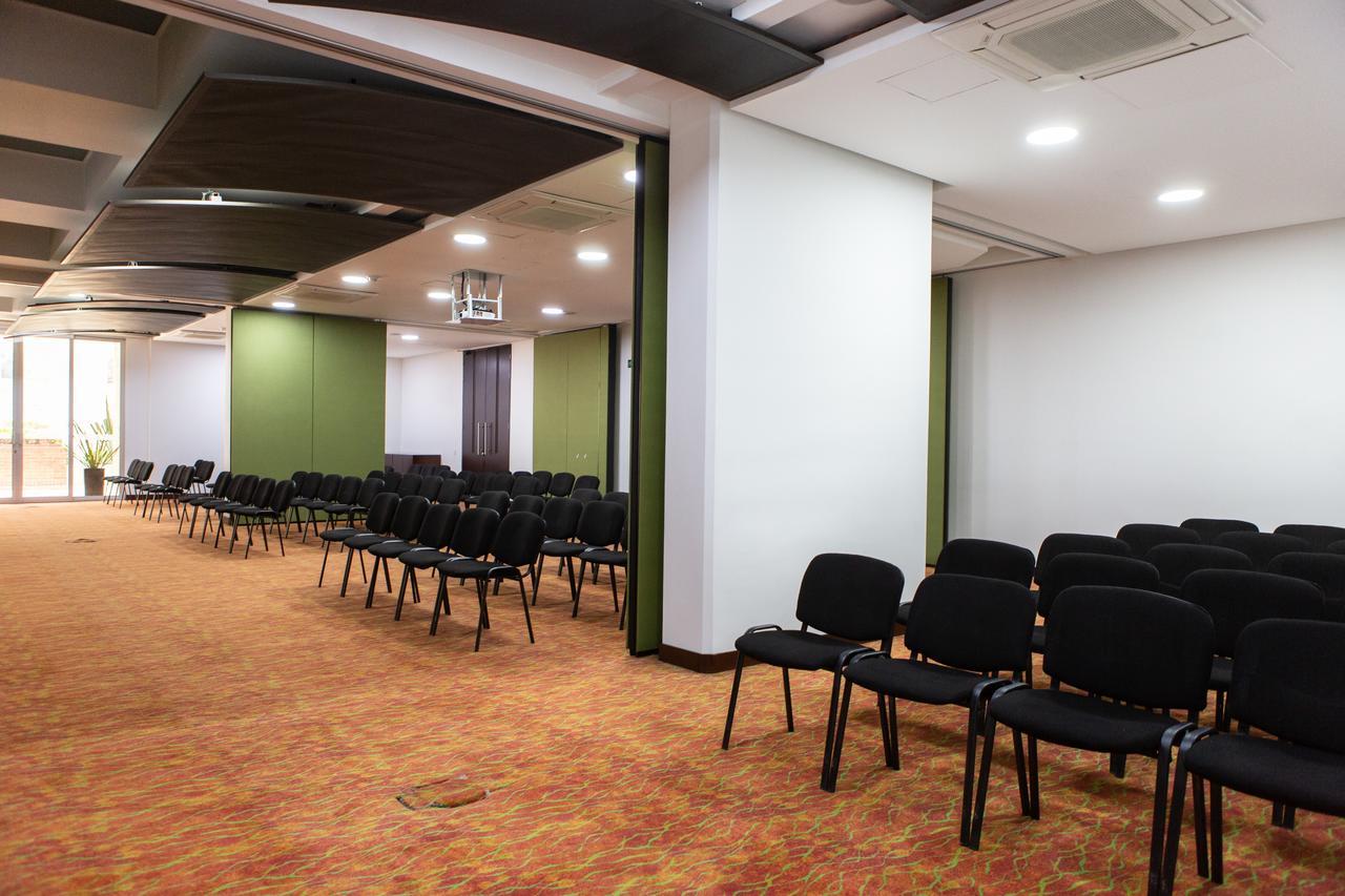 Best Western Plus 93 Park Hotel Богота Экстерьер фото A meeting room at the hotel